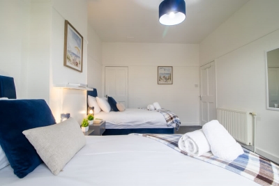 Bella House| Fresh 3 Bed Apt in Glasgow | Sleeps 5