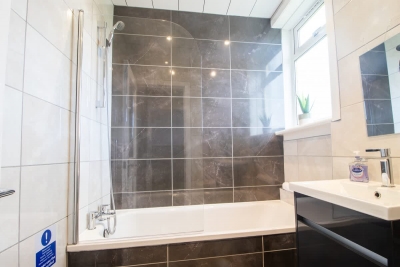 Bella House| Fresh 3 Bed Apt in Glasgow | Sleeps 5
