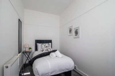Bella House| Fresh 3 Bed Apt in Glasgow | Sleeps 5