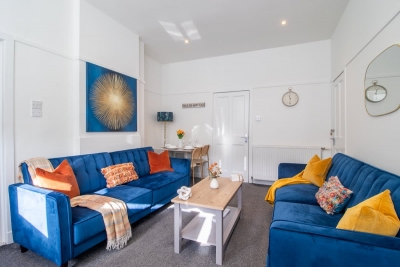 Bella House| Fresh 3 Bed Apt in Glasgow | Sleeps 5