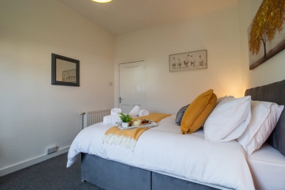 Bella House| Fresh 3 Bed Apt in Glasgow | Sleeps 5