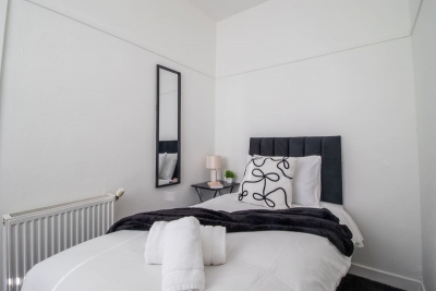 Bella House| Fresh 3 Bed Apt in Glasgow | Sleeps 5