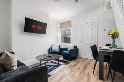 4 Mins to Anfield | Flex Beds | Bath & Shower | TV