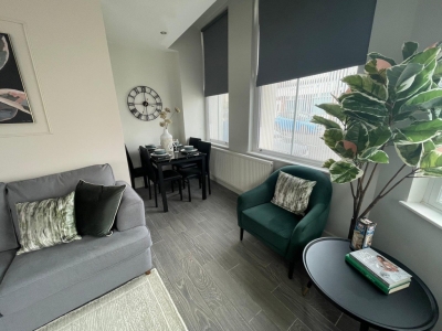 By Woolton Village | Free Parking | Near Airport