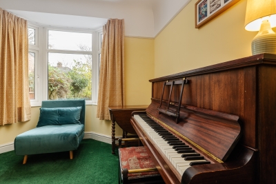 Music Lovers | Piano | Pets OK & Driveway Parking