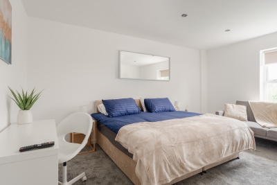 3 Desks & 4 TVs | Flex Bed Config | Secure Parking