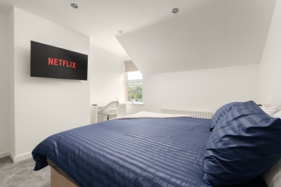 3 Desks & 4 TVs | Flex Bed Config | Secure Parking