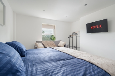 3 Desks & 4 TVs | Flex Bed Config | Secure Parking