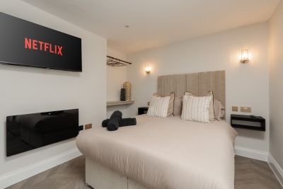 Bold St | Celebration Ready | Desk & Smart TV