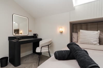 Bold St | Skylight Charm with Fireplace | King Bed