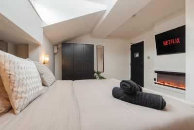 Bold St | Skylight Charm with Fireplace | King Bed