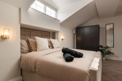 Bold St | Skylight Charm with Fireplace | King Bed
