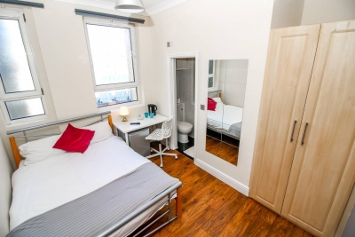 Private en-suite room near Liverpool st Brick L