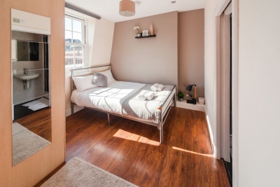 One bed flat with city view, Liverpool St, Brick L