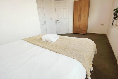 Spacious Two bedroom Two bathroom Flat in E1