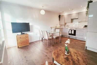 Spacious Two bedroom Two bathroom Flat in E1