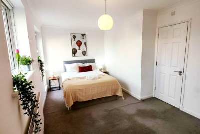 Spacious Two bedroom Two bathroom Flat in E1