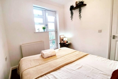 Spacious Two bedroom Two bathroom Flat in E1