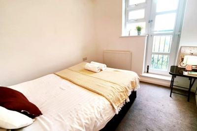 Spacious Two bedroom Two bathroom Flat in E1