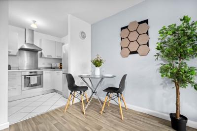 Spacious City Centre Apartment -  Balcony -  Smart TV