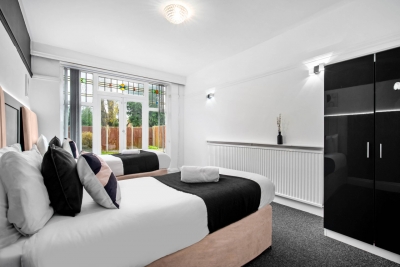 Spacious Five Bed House -  Near Airport - Parking