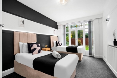 Spacious Five Bed House -  Near Airport - Parking