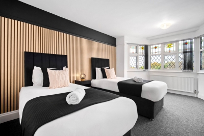 Spacious Five Bed House -  Near Airport - Parking
