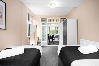 Spacious Five Bed House -  Near Airport - Parking