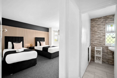 Spacious Five Bed House -  Near Airport - Parking