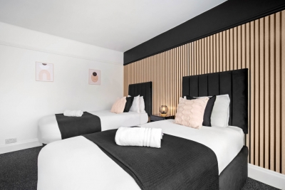 Spacious Five Bed House -  Near Airport - Parking