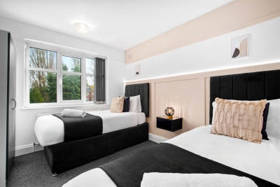 Spacious Five Bed House -  Near Airport - Parking