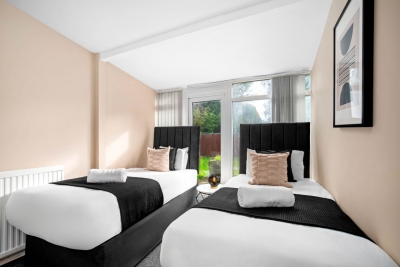 Spacious Five Bed House -  Near Airport - Parking
