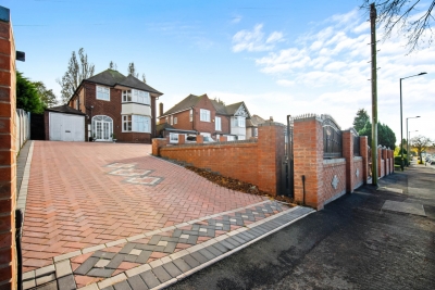 Spacious Five Bed House -  Near Airport - Parking