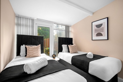 Spacious Five Bed House -  Near Airport - Parking