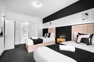 Spacious Five Bed House -  Near Airport - Parking