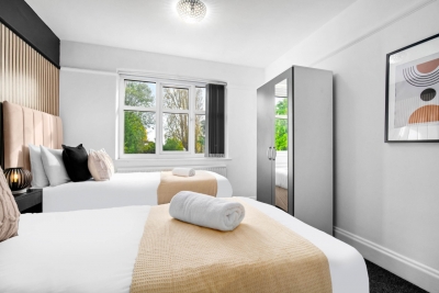 Spacious Five Bed House -  Near Airport - Parking
