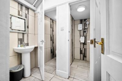 Spacious Five Bed House -  Near Airport - Parking
