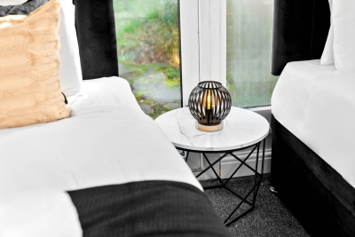 Spacious Five Bed House -  Near Airport - Parking