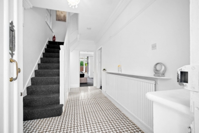 Spacious Five Bed House -  Near Airport - Parking