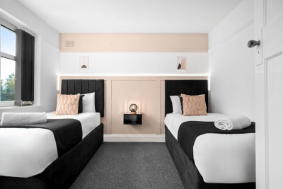 Spacious Five Bed House -  Near Airport - Parking