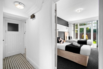Spacious Five Bed House -  Near Airport - Parking