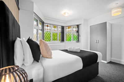 Spacious Five Bed House -  Near Airport - Parking