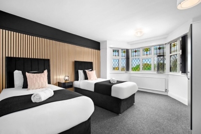 Spacious Five Bed House -  Near Airport - Parking