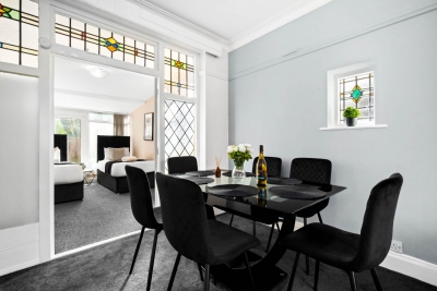 Spacious Five Bed House -  Near Airport - Parking