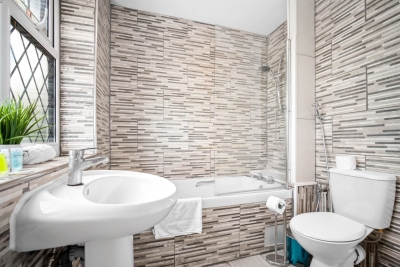 Spacious Five Bed House -  Near Airport - Parking