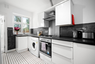 Spacious Five Bed House -  Near Airport - Parking