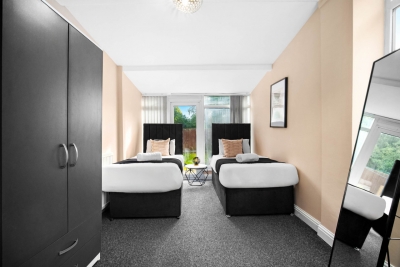 Spacious Five Bed House -  Near Airport - Parking