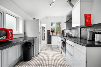 Spacious Five Bed House -  Near Airport - Parking
