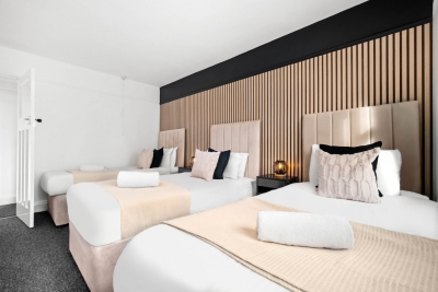Spacious Five Bed House -  Near Airport - Parking