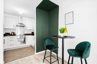 Modern City Centre Apartment - Balcony - Smart TV